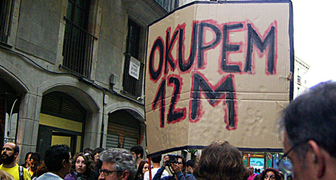 La Guardia Urbana desaloja el edificio ocupado en Barcelona tras la marcha del 12-M