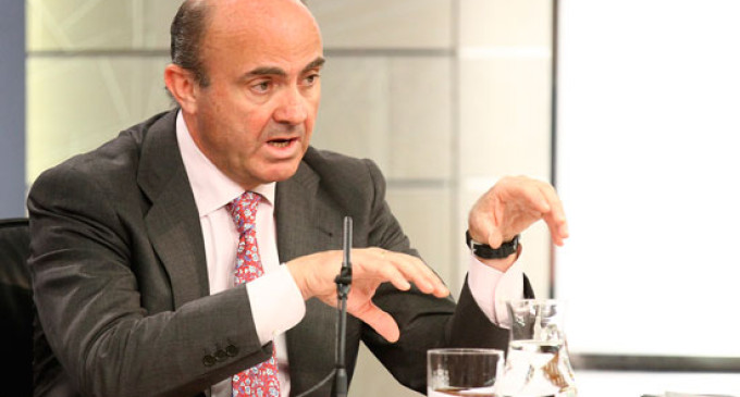 De Guindos, obligado a ceder a Sáenz de Santamaría una orden sobre eléctricas por su vínculo con Endesa
