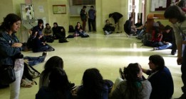 Encierro en la UCM para evitar que expulsen a cientos de alumnos por las tasas