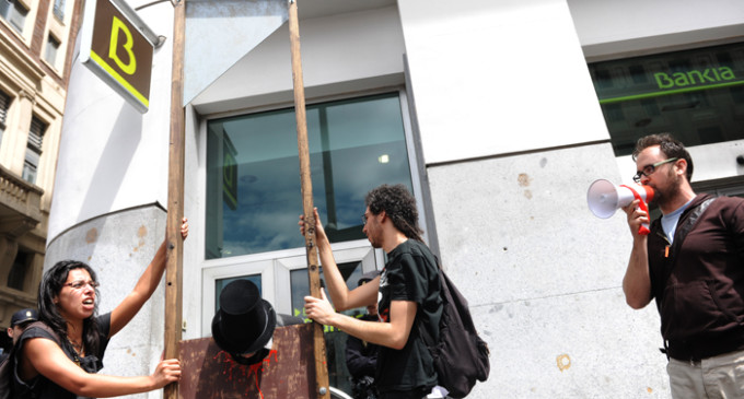 Cientos de personas bloquean decenas de sucursales en el ‘Toque a Bankia’