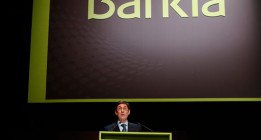 Bankia anuncia beneficios de 800 millones entre los abucheos de preferentistas