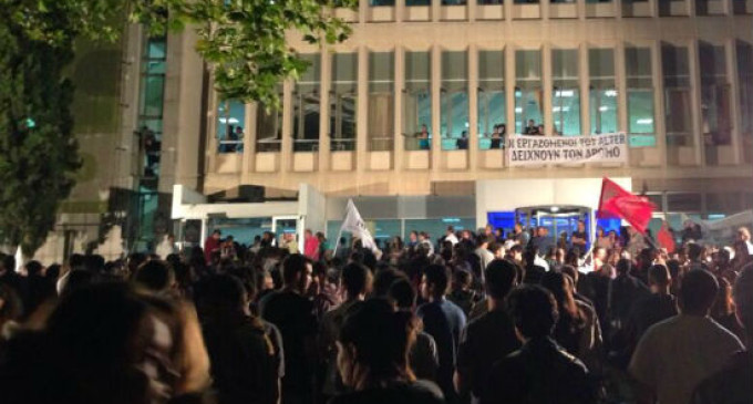 Los periodistas de la televisión pública griega resisten ante la orden de cierre del Gobierno