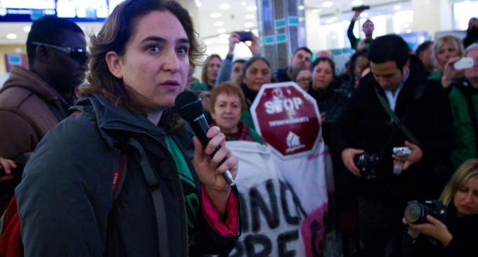 Ada Colau estrena mandato parando un desahucio en Nou Barris
