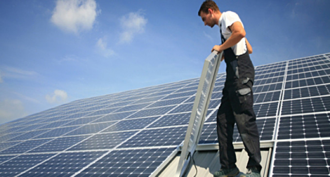 La energía solar produce por primera vez más electricidad que el gas de ciclo combinado