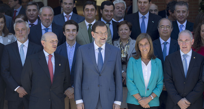 El Gobierno contesta a la ‘marea blanca’ con un pacto que divide a los médicos