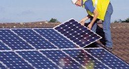 Las cooperativas de energía verde se rebelan contra el “atraco de las eléctricas y el Gobierno”
