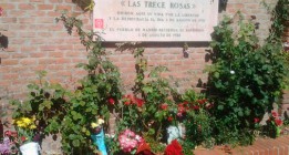Cientos de madrileños homenajean a las ‘trece rosas’