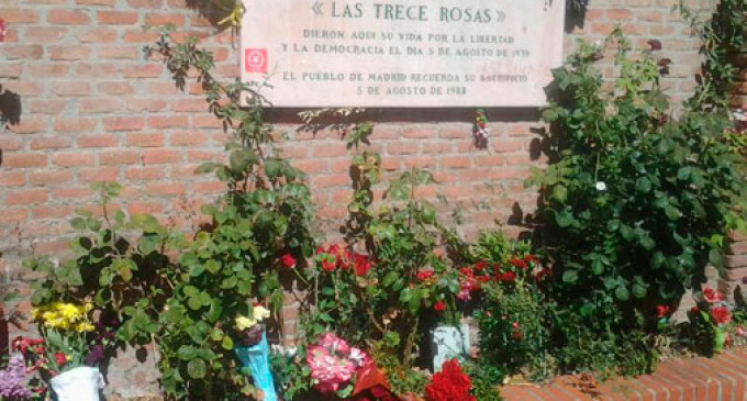 Cientos de madrileños homenajean a las ‘trece rosas’