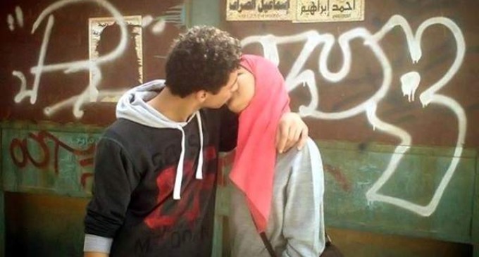 <em>Besos en Facebook que salen caros</em>