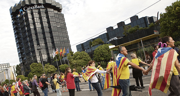 La Caixa, un gigante señalado por los movimientos sociales