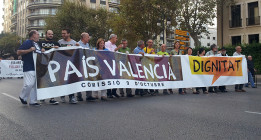 Miles de valencianos piden dignidad a los políticos y la dimisión de Fabra y Rajoy