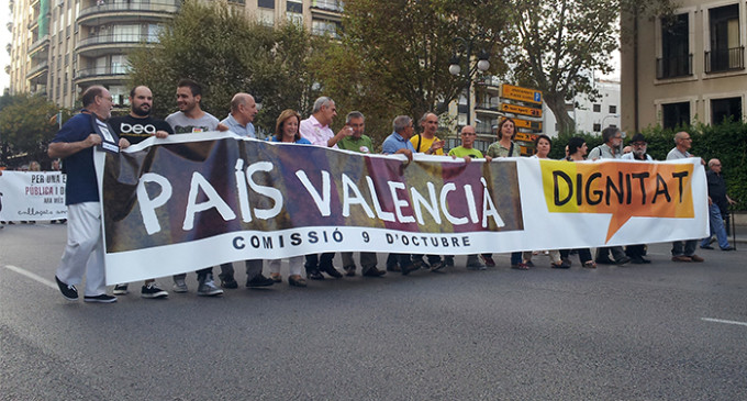 Miles de valencianos piden dignidad a los políticos y la dimisión de Fabra y Rajoy