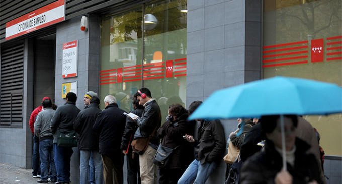 El Gobierno ahonda la precariedad al congelar el salario mínimo