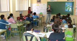 L’escola mixta, lluny d’educar per viure la igualtat