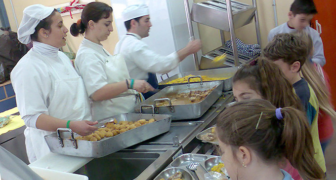 Las becas de comedor en Cataluña sólo llegan al 10% de los niños en riesgo de exclusión