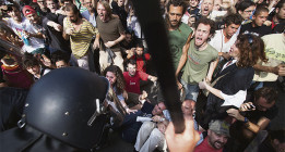 Las cargas contra la acampada del 15-M sólo han llevado a juicio a un policía