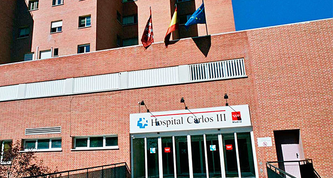 La marea blanca se manifiesta para evitar el cierre del Hospital Carlos III de Madrid