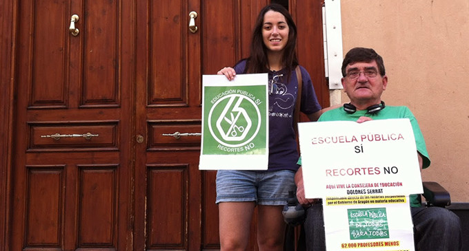 Multar a un profesor por defender en la calle la escuela pública