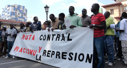 Colectivos sociales denuncian que el Gobierno fletará este martes un vuelo de deportación de senegaleses