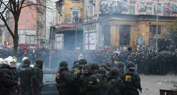 Hamburgo desaloja a la izquierda autónoma y persigue a los refugiados