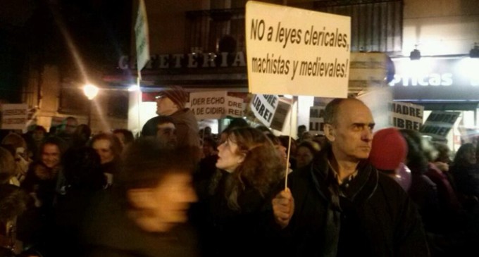 Cientos de personas claman ante el Ministerio de Justicia contra la reforma de la ley del aborto