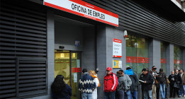 El paro baja en 2.475 personas durante el mes de noviembre