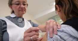 Décadas esperando compensaciones por quedar discapacitados tras recibir una vacuna