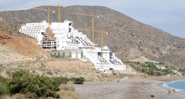 Greenpeace recuerda que el Algarrobico incumple la ley de costas y está en suelo no urbanizable