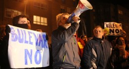 Gamonal logra parar la obra del bulevar y vive otra noche de cargas policiales