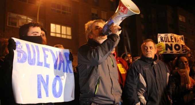 Gamonal logra parar la obra del bulevar y vive otra noche de cargas policiales