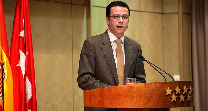 Madrid cede y paraliza la privatización de los hospitales