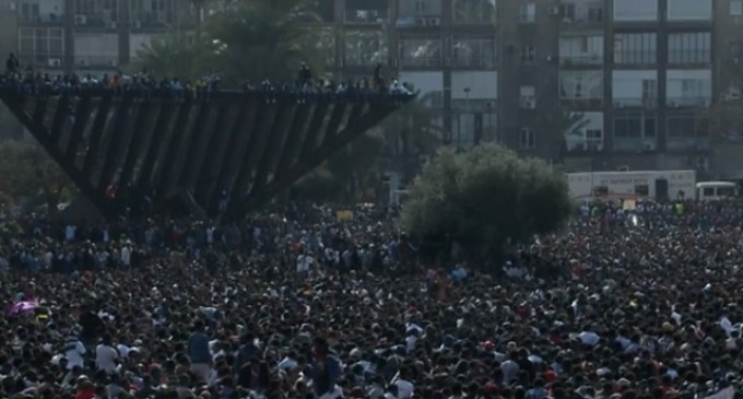 Decenas de miles de inmigrantes africanos protestan en Israel por el trato a los refugiados