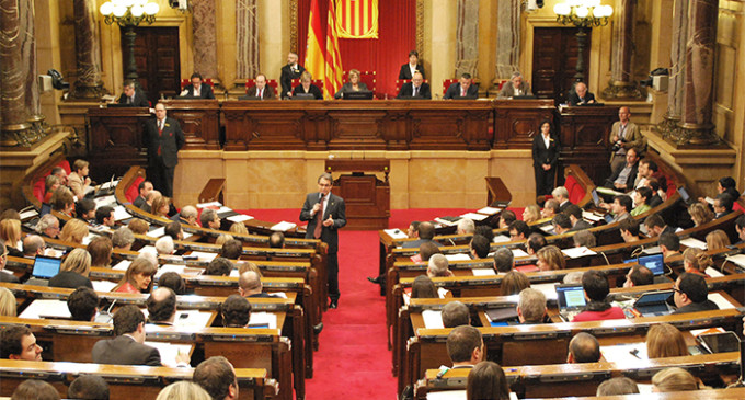 El Parlament aprueba pedir la consulta soberanista con el PSC fracturado