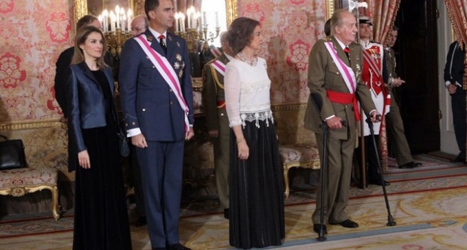 El rey no logra ocultar las secuelas de la operación en su primer acto público