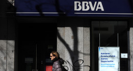 Facua denuncia que la nueva comisión por sacar dinero en cajeros es ilegal