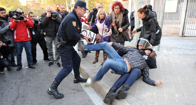 Amnistía documenta abusos “impunes” y “habituales” de la Policía española