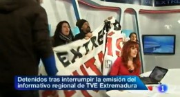 Los activistas de la acción en TVE Extremadura pasan la noche en el calabozo