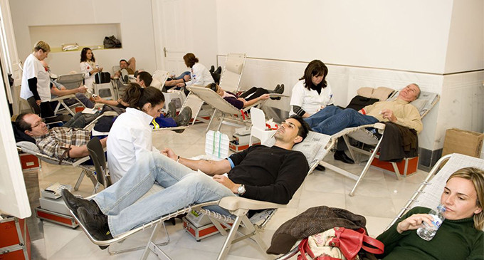 El personal del Centro de Transfusiones de Madrid se encierra contra la privatización del servicio