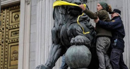 Greenpeace le aplica la ‘ley Mordaza’ a los leones del Congreso