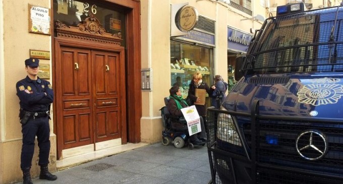 <em>Despliegue policial en torno a un pacífico perroflauta motorizado</em>