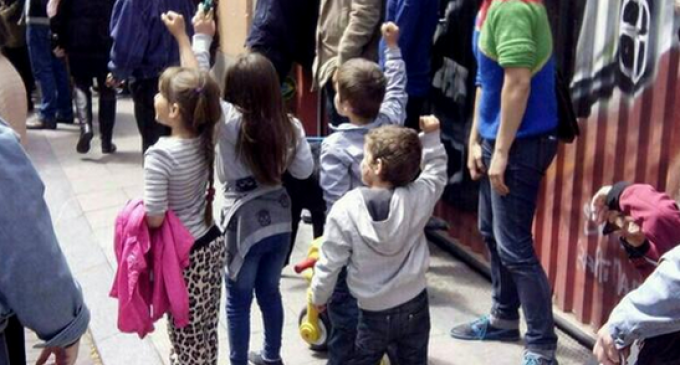 <em>Enseñar a un niño a desobedecer la ley</em>