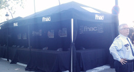 La huelga paraliza la firma de libros en la Fnac por Sant Jordi