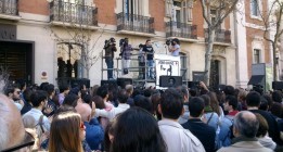 Cientos de personas arropan a la familia Couso frente a la embajada de EEUU