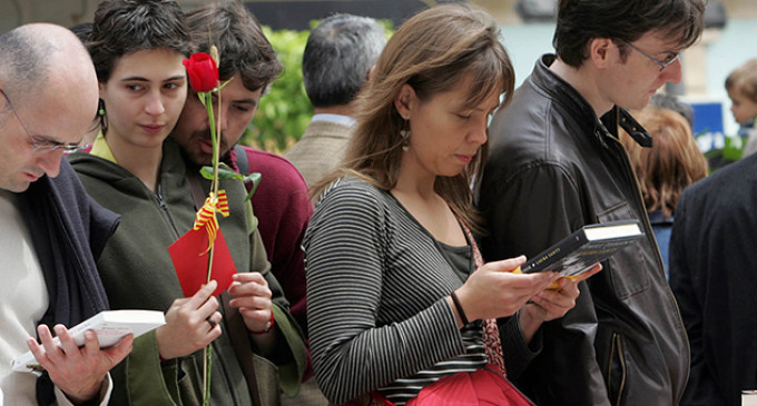 Isaac Rosa, Antonio Baños y Manel Fontdevila, con <em>La Marea</em> en Sant Jordi