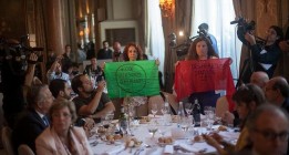 La PAH hace un ‘escrache’ a Arias Cañete dentro del Hotel Palace