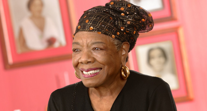 <em>Maya Angelou aún se levanta</em>