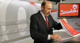 Rubalcaba tira la toalla y convoca un congreso extraordinario para julio