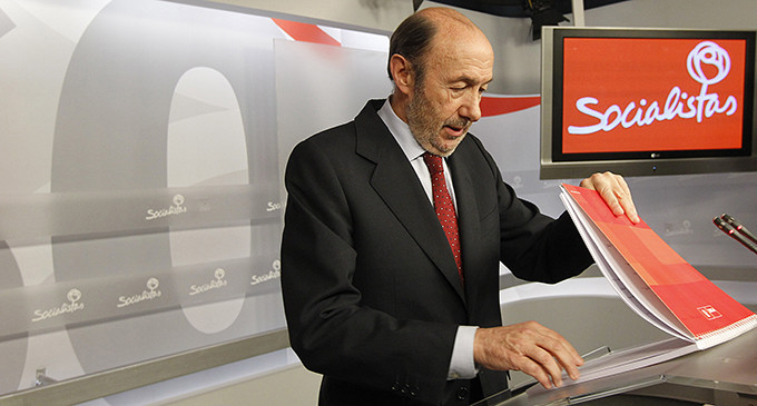 Rubalcaba tira la toalla y convoca un congreso extraordinario para julio