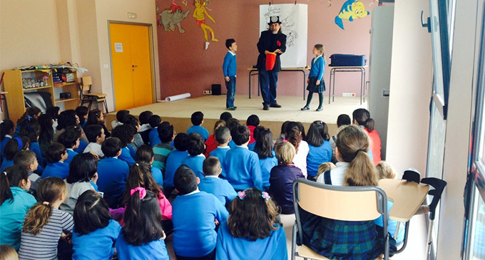 Un colegio público madrileño discrimina a niños con padres en paro