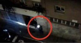 Un mosso dispara hacia el balcón de un vecino de Sants
